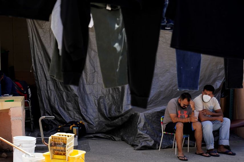 Hombres esperan en un refugio para migrantes el jueves 21 de abril de 2022 en Tijuana, México.&nbsp;