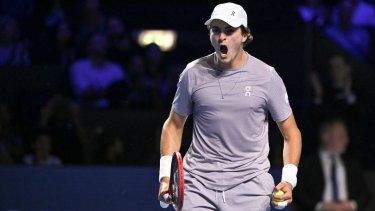 El brasileño Joao Fonseca reacciona durante un partido ante el español Alejandro Davidovich, el 26 de octubre de 2025.