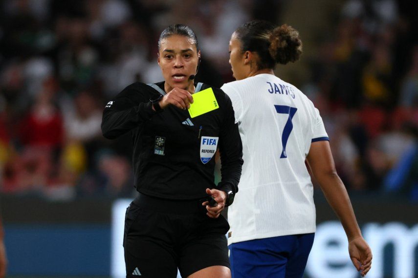 La árbitra Melissa Borjas muestra una tarjeta amarilla a la jugadora inglesa Lauren James en el partido de octavos de final del Mundial femenino de fútbol entre Inglaterra y Nigeria en Brisbane, Australia, el lunes 7 de agosto de 2023.&nbsp;
