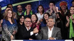 Lenín&nbsp;Moreno&nbsp;(d), declarado oficialamente presidente de Ecuador, estrecha la mano de su compañero de fórmula Jorge Glas (i), este martes 4 de abril de 2017, en la sede de campaña electoral en Quito.&nbsp;