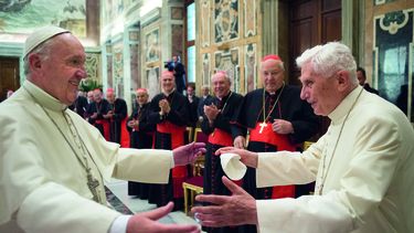 El papa Francisco con su antecesor, Benedicto XVI.&nbsp;
