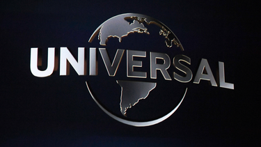 El logotipo de Universal se muestra en una pantalla durante una presentación especial de Universal Studios durante CinemaCon 2022 en Caesars Palace en Las Vegas, Nevada, el 27 de abril de 2022.