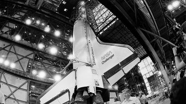 El transbordador espacial Challenger dentro del edificio de ensamblaje, el 10 de abril de 1985, mientras se realizan los preparativos para acoplarlo con los cohetes impulsores y el tanque externo.