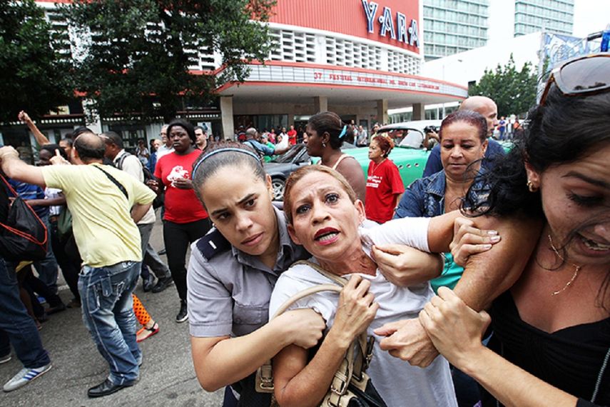 Una integrante de las Damas de Blanco es detenida, entre hostigamiento e insultos de sectores oficialistas, en La Habana. &nbsp;