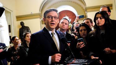 El presidente de la Cámara de Representantes de EE. UU., Mike Johnson (C), habla con periodistas en el Capitolio de EE. UU., en Washington, DC, el 20 de diciembre de 2024.