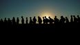 Migrantes que cruzaron el río Bravo (o Grande) e ingresaron a Estados Unidos desde México hacen fila para ser procesados por la Oficina de Aduanas y Protección Fronteriza, en Eagle Pass, Texas. (AP Foto/Eric Gay, archivo) Migrantes que cruzaron el río Bravo (o Grande) e ingresaron a Estados Unidos desde México hacen fila para ser procesados por la Oficina de Aduanas y Protección Fronteriza, en Eagle Pass, Texas. (AP Foto/Eric Gay, archivo)