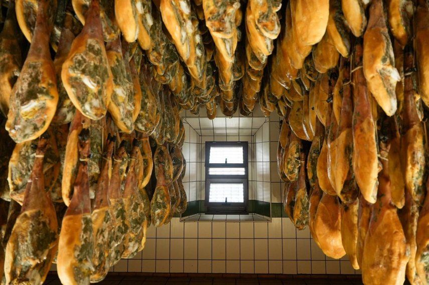El jamón ibérico es uno de los productos más apreciados de la gastronomía española.