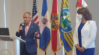 El cónsul de República Dominicana en Miami, Jacobo Fernández, acompañado de la concejal de la Ciudad de Doral, anfitriona del encuentro.&nbsp;