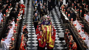 El ataúd de la Reina Isabel II, envuelto en el Estandarte Real con la Corona del Estado Imperial y el cetro del Soberano, se saca de la Abadía de Westminster, durante el Funeral de Estado de la Reina Isabel II, celebrado en Londres el 19 de septiembre de 2022. &nbsp;