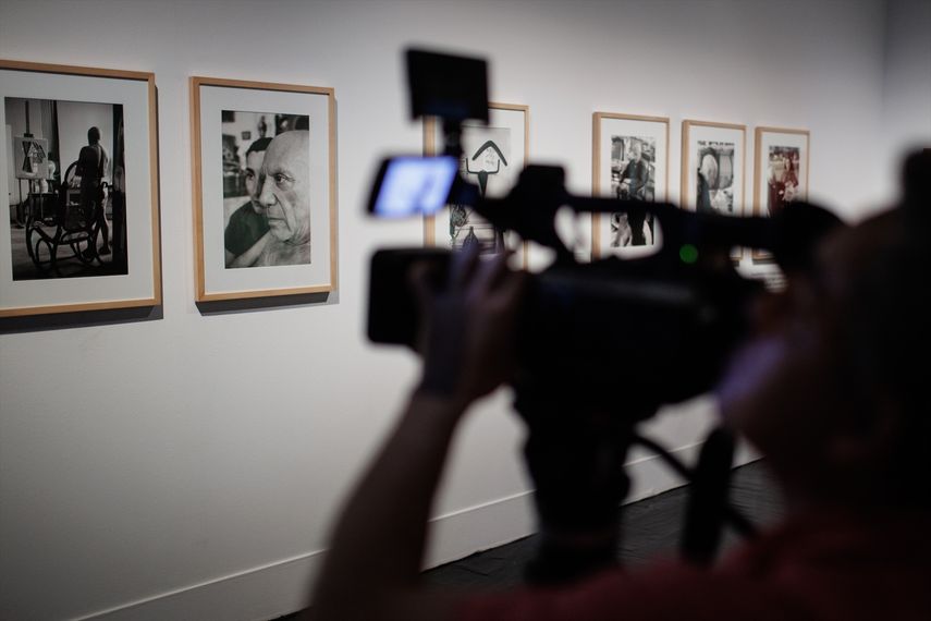 Un hombre graba varias obras de la exposición Picasso en foto. Archivos del Museu Picasso de Barcelona, en el Fernán Gómez Centro Cultural de la Villa el 28 de abril de 2023, en Madrid (España).