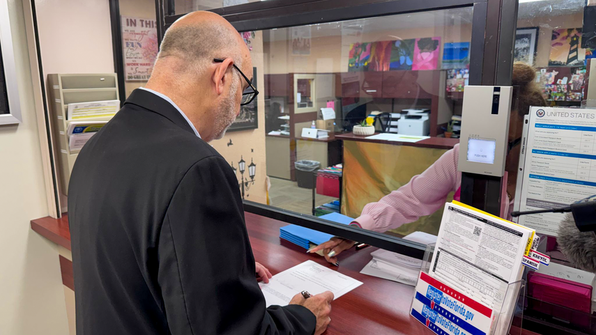 Emilio González presenta sus documentos para aspirar a la alcaldía de Miami. Emilio González presenta sus documentos para aspirar a la alcaldía de Miami.