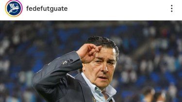El director técnico de la selección de Guatemala, el mexicano Luis Fernando Tena, tras la culminación de un partido de la Copa Oro, el 17 de junio de 2025.
