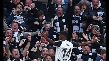 Alexander Isak celebra el gol que otorgó el triunfo al Newcastle sobre el Liverpool en la Carabao Cup