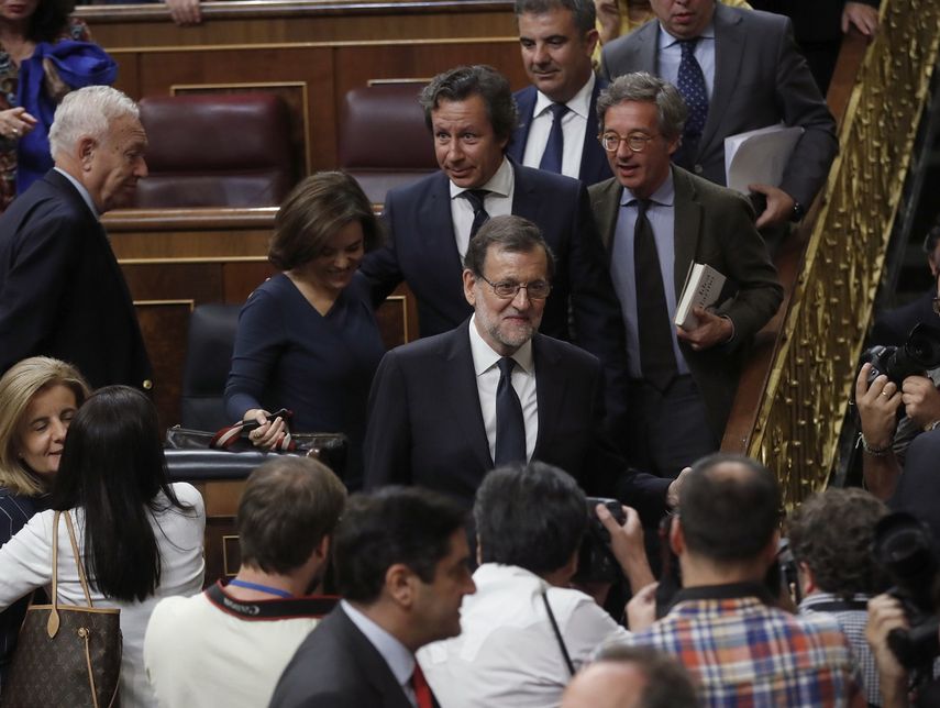 El presidente del Gobierno en funciones y candidato del PP, Mariano&nbsp;Rajoy&nbsp;(c), abandona el hemiciclo al terminar la segunda jornada del debate de investidura