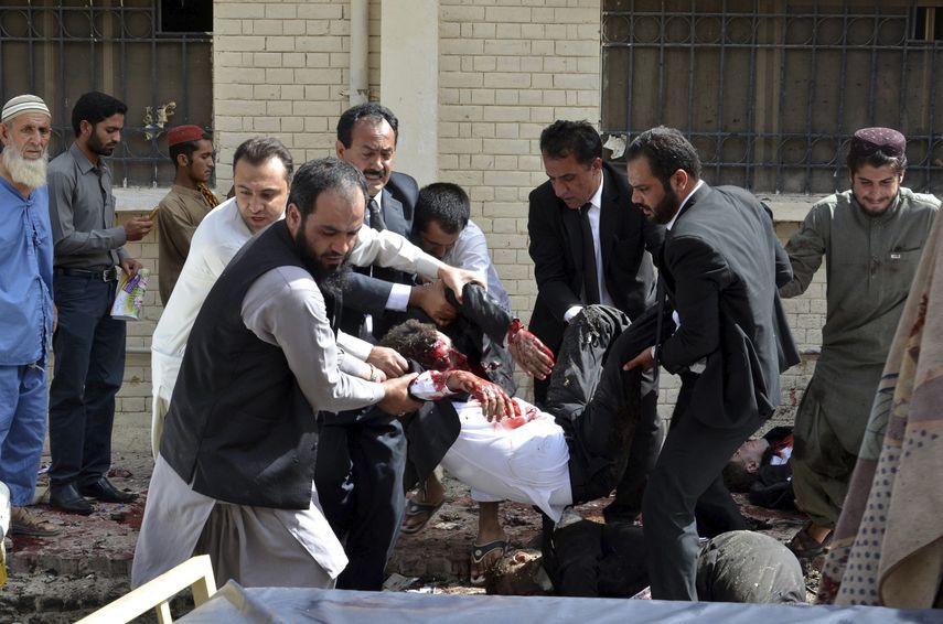 Varias personas socorren a los heridos en un ataque con bomba en un hospital de Quetta (Pakistán) el 8 de agosto de 2016. Al menos 53 personas murieron y 58 resultaron heridas en un ataque de un suicida con bombas contra un hospital de Quetta, en el oeste