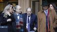 Harvey Weinstein, centro, sale de una corte de Manhattan durante su juicio por violaci&oacute;n el mi&eacute;rcoles 19 de febrero de 2020 en Nueva York.&nbsp;