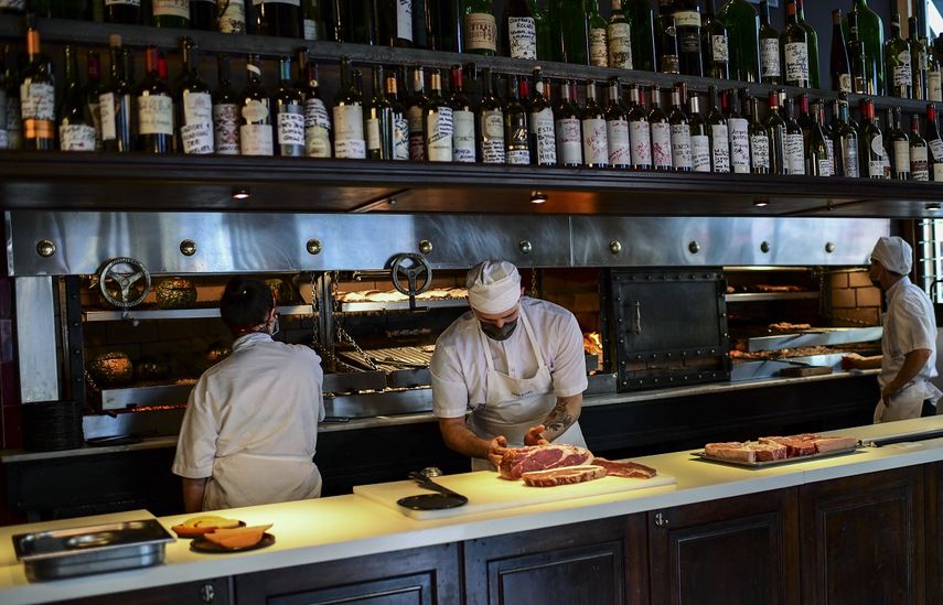 Un chef prepara trozos de carne para ser cocinados en la cocina del restaurante Don Julio en el barrio de Palermo, Buenos Aires, el 20 de mayo de 2021.&nbsp;&nbsp;