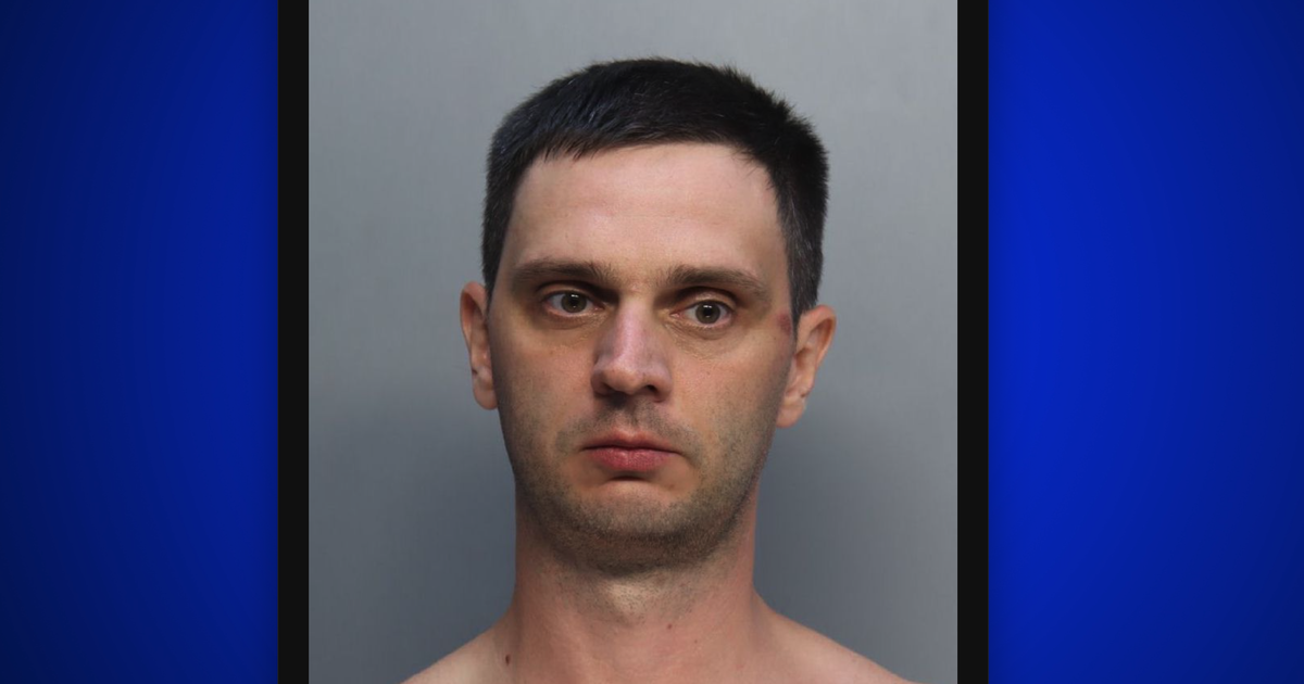 Florida: Turista ruso arrestado en Sunny Isles por brutal abuso a su hija de 2 años