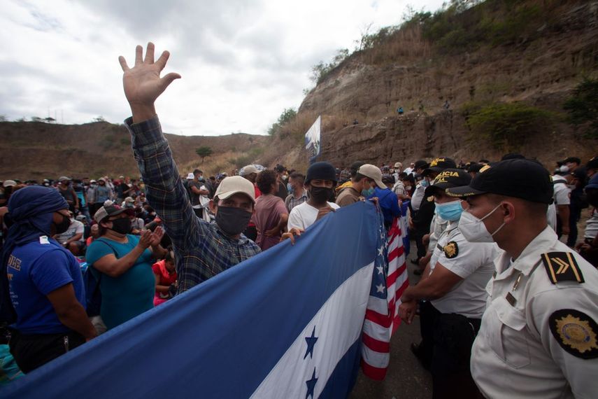 Migrantes hondureños se reúnen frente a un bloqueo policial en una carretera en Vado Hondo, Guatemala, el domingo 17 de enero de 2021.