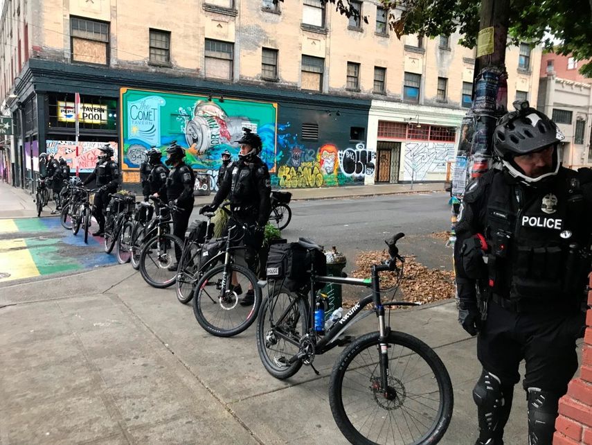 Agentes de la polic&iacute;a de Seattle bloquean una calle con sus bicicletas, el mi&eacute;rcoles 1 de julio de 2020.&nbsp;