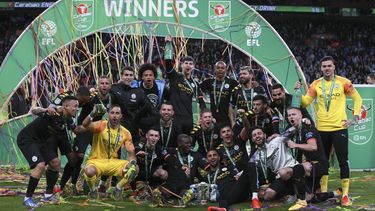 Jugadores del Manchester City posan despu&eacute;s de ganar la final de la Copa de la Liga inglesa frente a Aston Villa, en el estadio Wembley de Londres, Inglaterra, el domingo 1 de marzo de 2020.&nbsp;