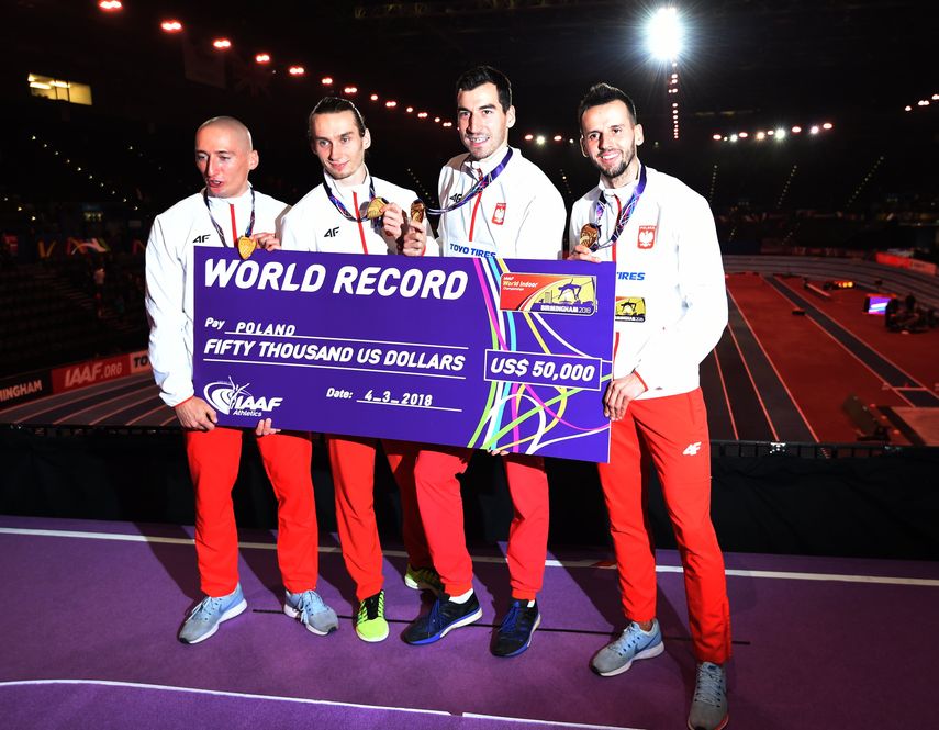 El equipo polaco posando con su medalla dorada y el premio por conquistar la prueba.