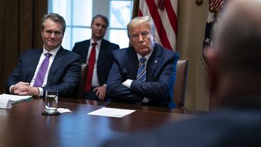 El director general de Bank of America Brian Moynihan (izquierda) y el presidente Donald Trump escuchan durante una reuni&oacute;n en la Casa Blanca, Washington, EEUU, el mi&eacute;rcoles 11 de marzo de 2020.&nbsp;