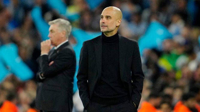 El técnico del Manchester City Pep Guardiola y su colega del Real Madrid Carlo Ancelotti durante los últimos minutos de la semifinal de la Liga de Campeones, el miércoles 17 de mayo de 2023.