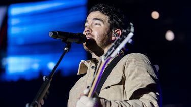 Kevin Jonas actúa con los Jonas Brothers antes de un partido de hockey de la NHL Stadium Series entre los New Jersey Devils y los Philadelphia Flyers en East Rutherford, Nueva Jersey, el sábado 17 de febrero de 2024.&nbsp;