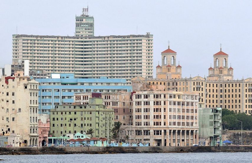 El edificio Focsa desctaca por sobre sus similares de la capital cubana.