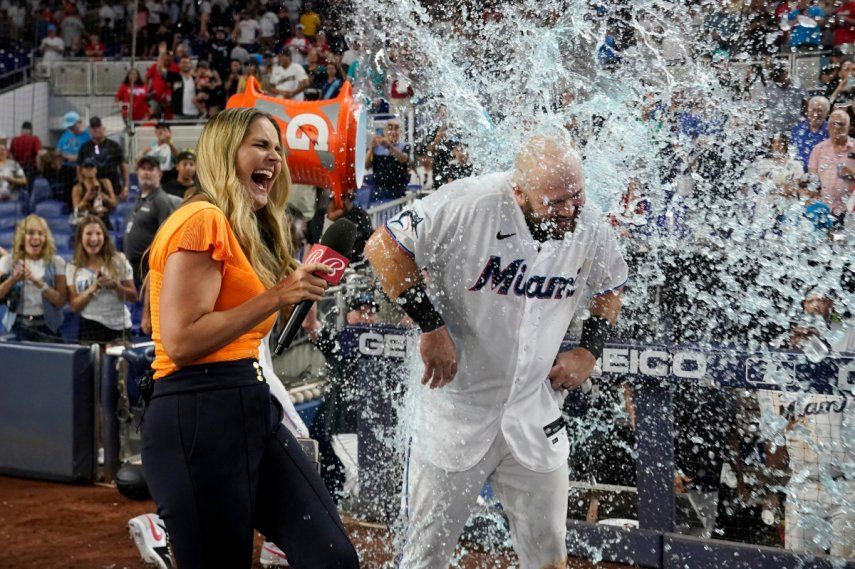 Jake Burger, de los Marlins de Miami, recibe un baño de Gatorade tras remolcar la carrera de la victoria ante los Yanquis de Nueva York por 8-7, el domingo 13 de agosto de 2023, en Miami.