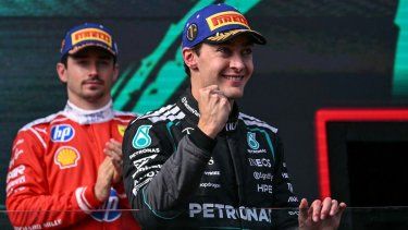 El piloto británico de Mercedes, George Russell, celebra en el podio tras ganar el Gran Premio de Australia de Fórmula Uno, mientras el piloto monegasco de Ferrari, Charles Leclerc (derecha), que quedó tercero, aplaude en el Circuito Albert Park de Melbourne el 8 de marzo de 2026.&nbsp;