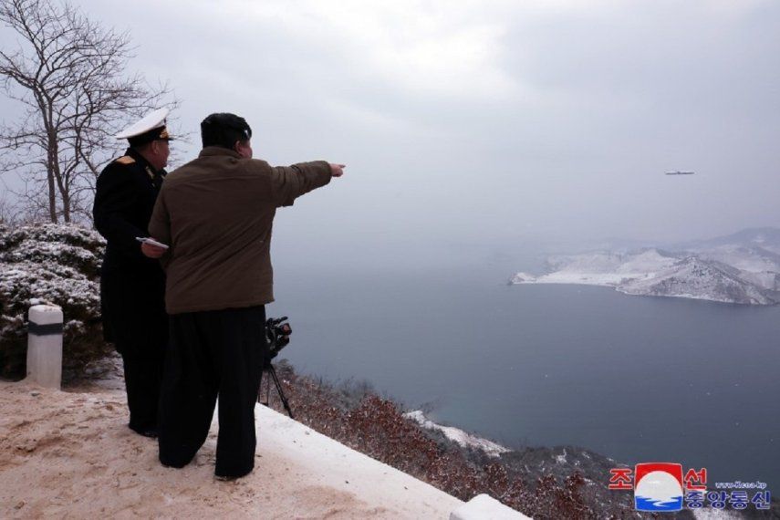 El líder de Corea del Norte, Kim Jong Un, durante el ensayo de un nuevo misil. &nbsp;