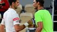 El serbio Novak Djokovic (izq.) y el español Rafael Nadal se dan la mano luego del partido de la semifinal del Roland Garros 2021