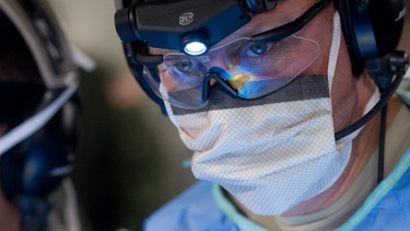 El casco con realidad aumentada permite el uso de hologramas en las que se observan las partes del cuerpo de la paciente.&nbsp;