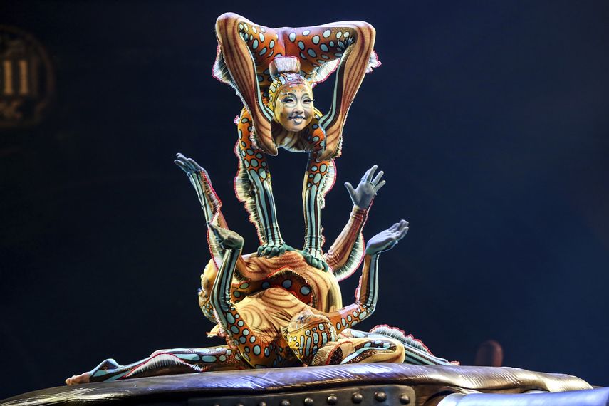 Artistas del Cirque du Soleil actúan durante el estreno de KURIOS.
