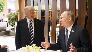El presidente estadounidense, Donald J.&nbsp;Trump&nbsp;(izq.), observa a su homólogo ruso Vladimir&nbsp;Putin (der.), durante uno de los encuentros con líderes de Estado y Gobierno en la cumbre del G20, en Hamburgo, Alemania, el 7 de julio de 2017.&nbsp;