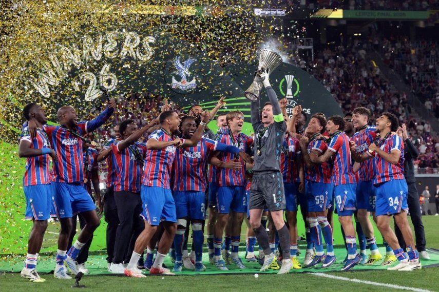 El portero inglés del Crystal Palace, Dean Henderson (CR), número 01, levanta el trofeo mientras su equipo celebra la victoria en la final de la Liga de Conferencia de la UEFA entre el Crystal Palace FC y el Rayo Vallecano de Madrid en Leipzig