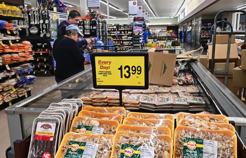 Clientes buscan productos en una de las grandes cadenas minoristas de Estados Unidos.