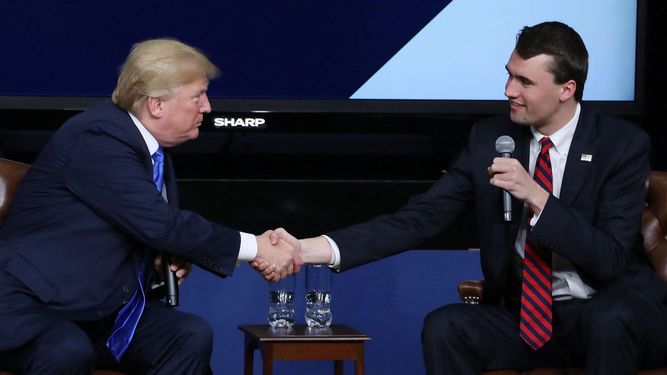 El presidente Donald J. Trump estrecha la mano del líder conservador asesinado Charlie Kirk