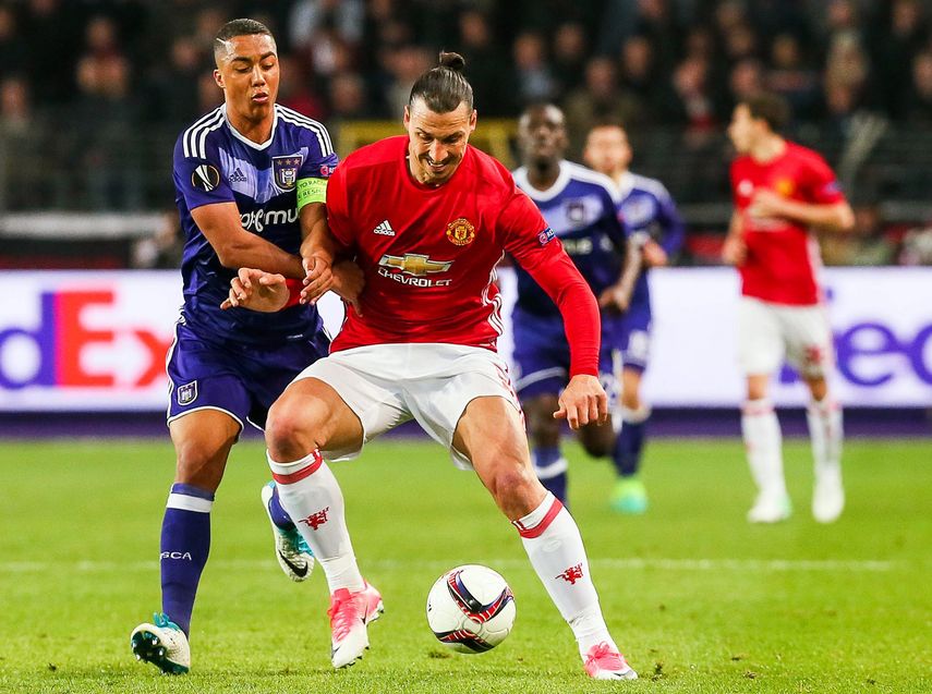 Zlatan Ibrahimovic (derecha) de&nbsp;Manchester&nbsp;United&nbsp;disputa el balón con Youri Tielemans (izquierda) de Anderlecht.