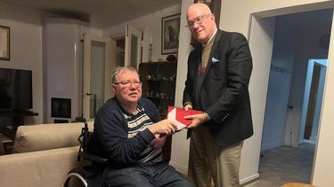 Mart Laar, exprimer ministro de Estonia, recibe bandera de Cuba de manos de Orlando Gutiérrez-Boronat.