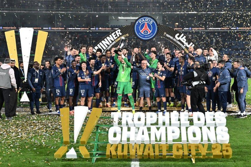 Los jugadores del PSG celebran con el trofeo tras ganar el Trofeo de Campeones de Francia (Trophee des Champions) entre el Paris Saint-Germain (PSG) y el Olympique de Marseille (OM) en el Estadio Internacional Jaber Al-Ahmad en la ciudad de Kuwait el 8 de enero de 2026.&nbsp;
