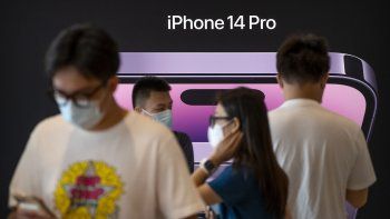  Clientes en una tienda Apple para el primer día de ventas del iPhone 14 en Beijing, China, el 16 de septiembre de 2022. 