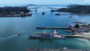 El buque de guerra de la Marina de los EEUU USS Lake Erie (CG 70) atraca en el Puerto de Balboa en la Ciudad de Panamá el 29 de agosto de 2025; se dirige al Caribe frente a las costas de Venezuela.