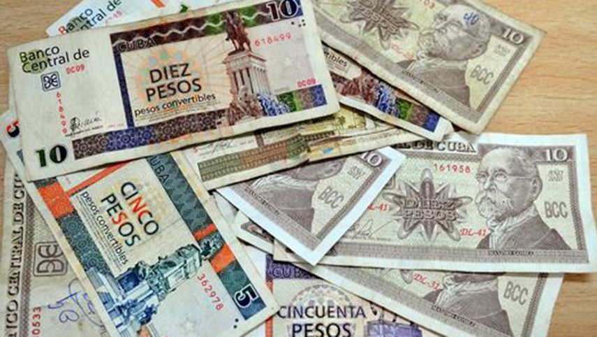 Varios billetes de los que circulan en Cuba: a la izquierda el CUC y a la derecha, el CUP.