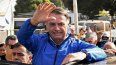 El expresidente brasileño Jair Bolsonaro saluda a sus seguidores durante una reunión con motociclistas durante la Capital Moto Week en Brasilia el 29 de julio de 2025.