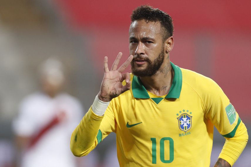 El brasileño Neymar celebra tras anotar contra Perú durante su partido de fútbol clasificatorio sudamericano para la Copa Mundial de la FIFA 2022 en el Estadio Nacional de Lima, el 13 de octubre de 2020, en medio de la pandemia del nuevo coronavirus COVID-19.