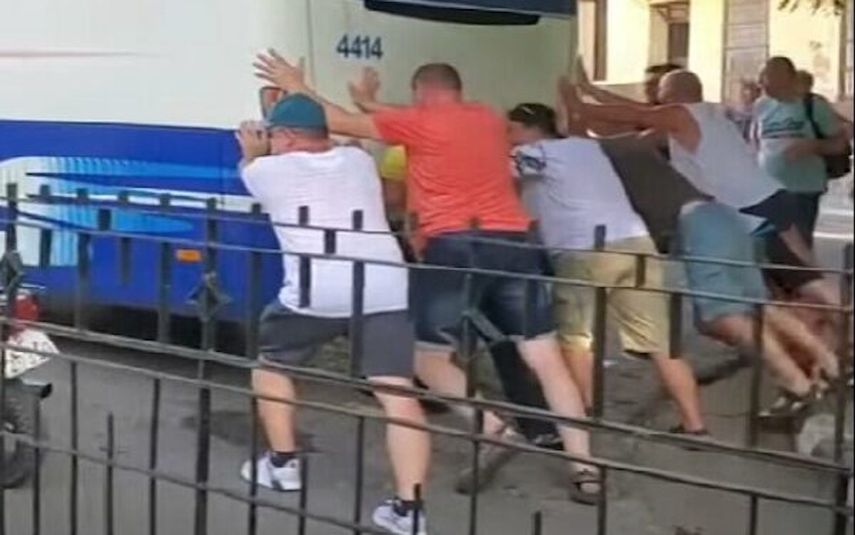 Turistas empujan ómnibus averiado en La Habana.&nbsp;