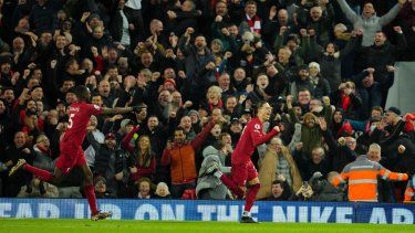 Darwin Núñez festeja tras anotar el quinto gol de Liverpool en la victoria 7-0 ante el Manchester United en la Liga Premier, el domingo 5 de marzo de 2023.&nbsp;